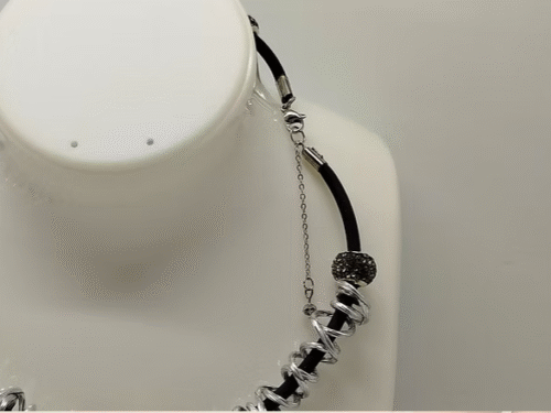 collier-en-fil-aluminium-fermoir mousqueton.