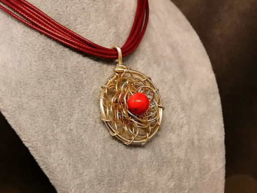 collier-fleur-créé-en-fil-aluminium-dore-et-pierre-howlite-fixee-au-centre