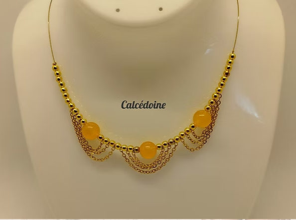 collier-en-pierres-calcédoine-et-morceaux-de-chaîne-sur-câble-a-bijoux.