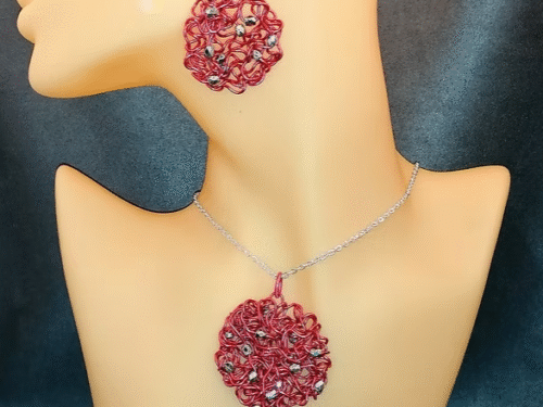 pendentif créé en fil aluminium rouge collier en acier argenté