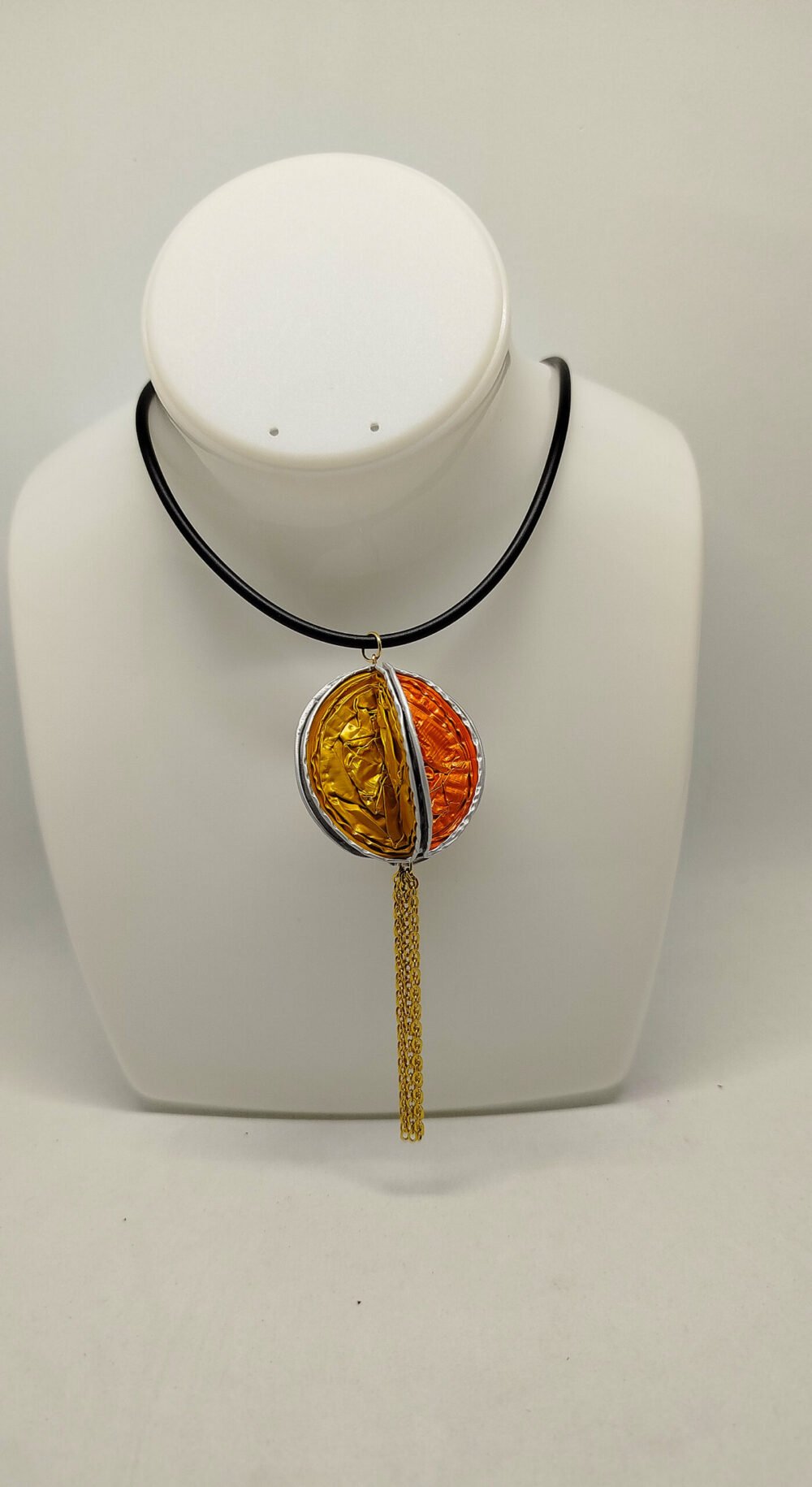 collier moderne et original avec pendentif créé avec des capsules de café orange et doré bijoux faits main