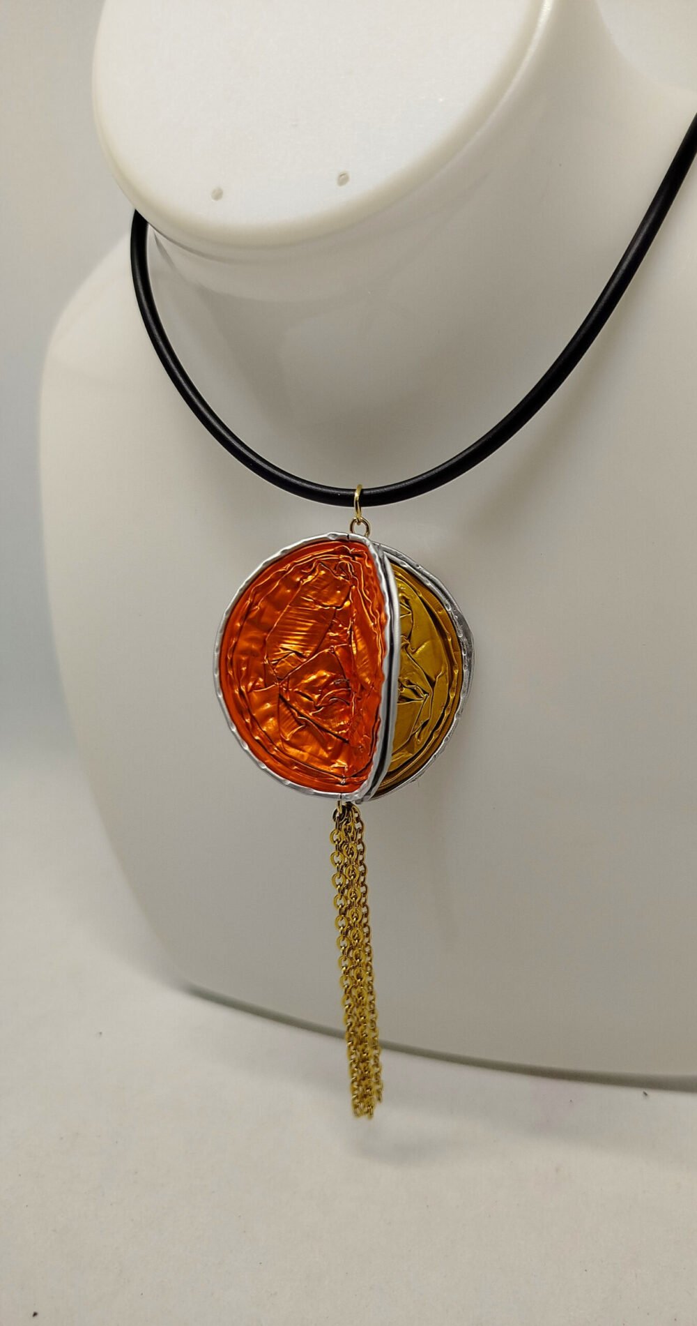 collier femme avec pendentif créé avec des capsules de café orange et doré bijoux faits main