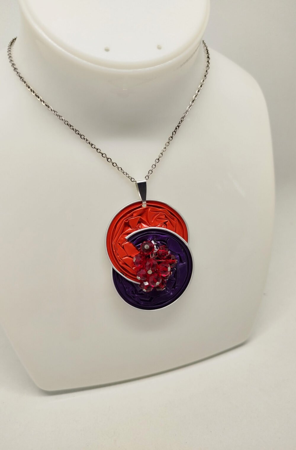 collier femme avec pendentif en capsule de café couleur rouge et violet avec perles rouges au centre fixé à chaîne en acier fermoir mousqueton