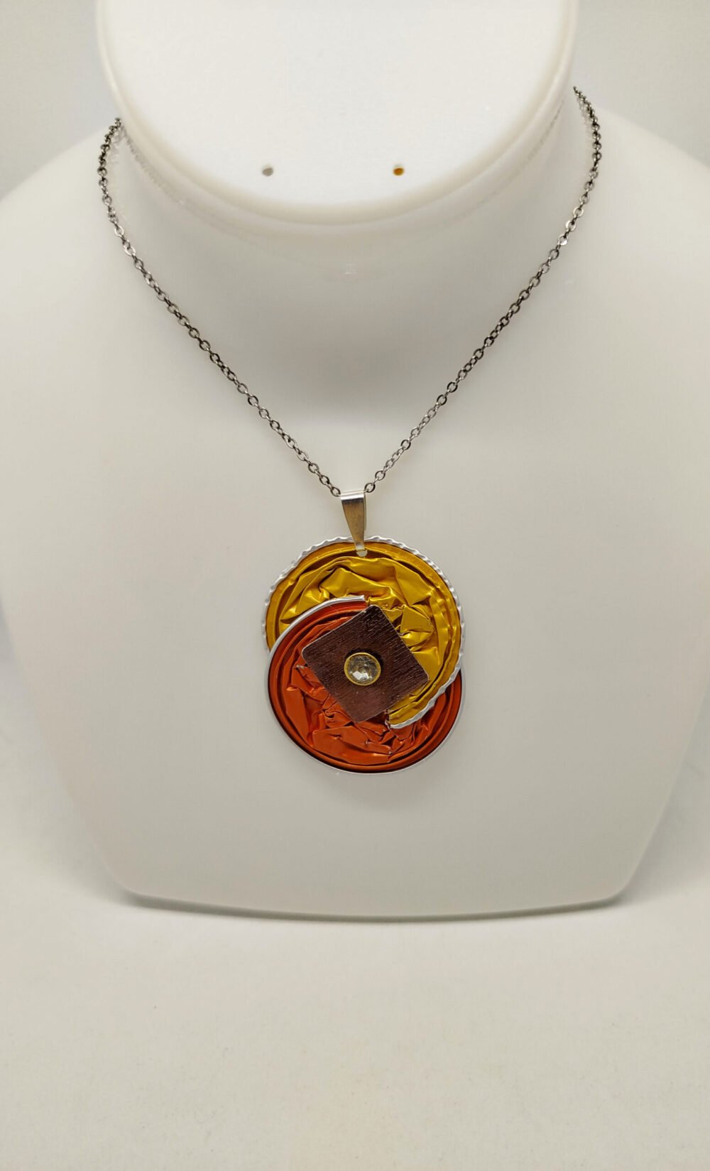 collier femme avec pendentif en capsule de café doré et orange avec strass fixé au centre à chaîne acier fermoir mousqueton