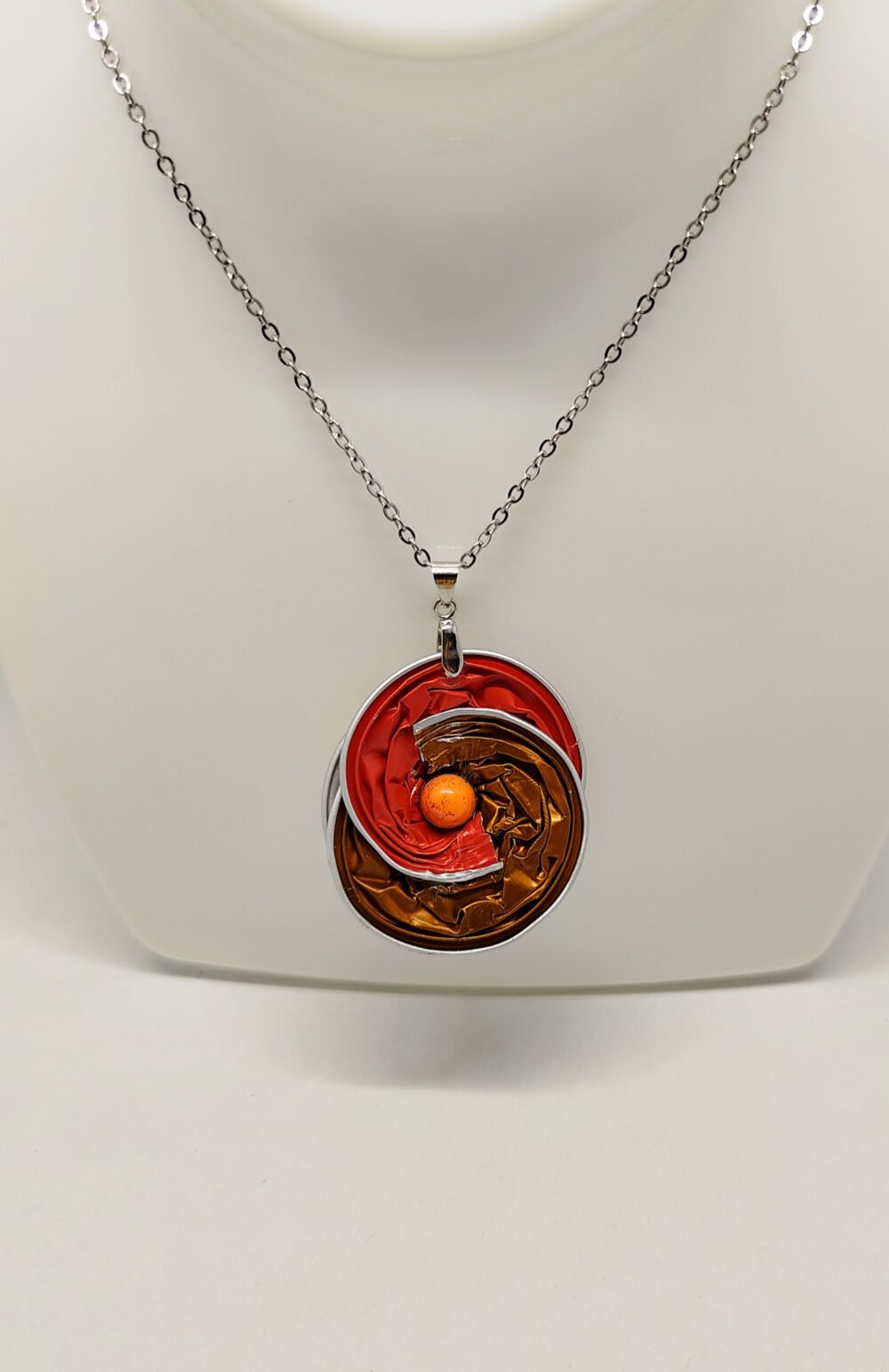 collier femme créé avec capsules de café rouge et marron chaîne en acier inoxydable