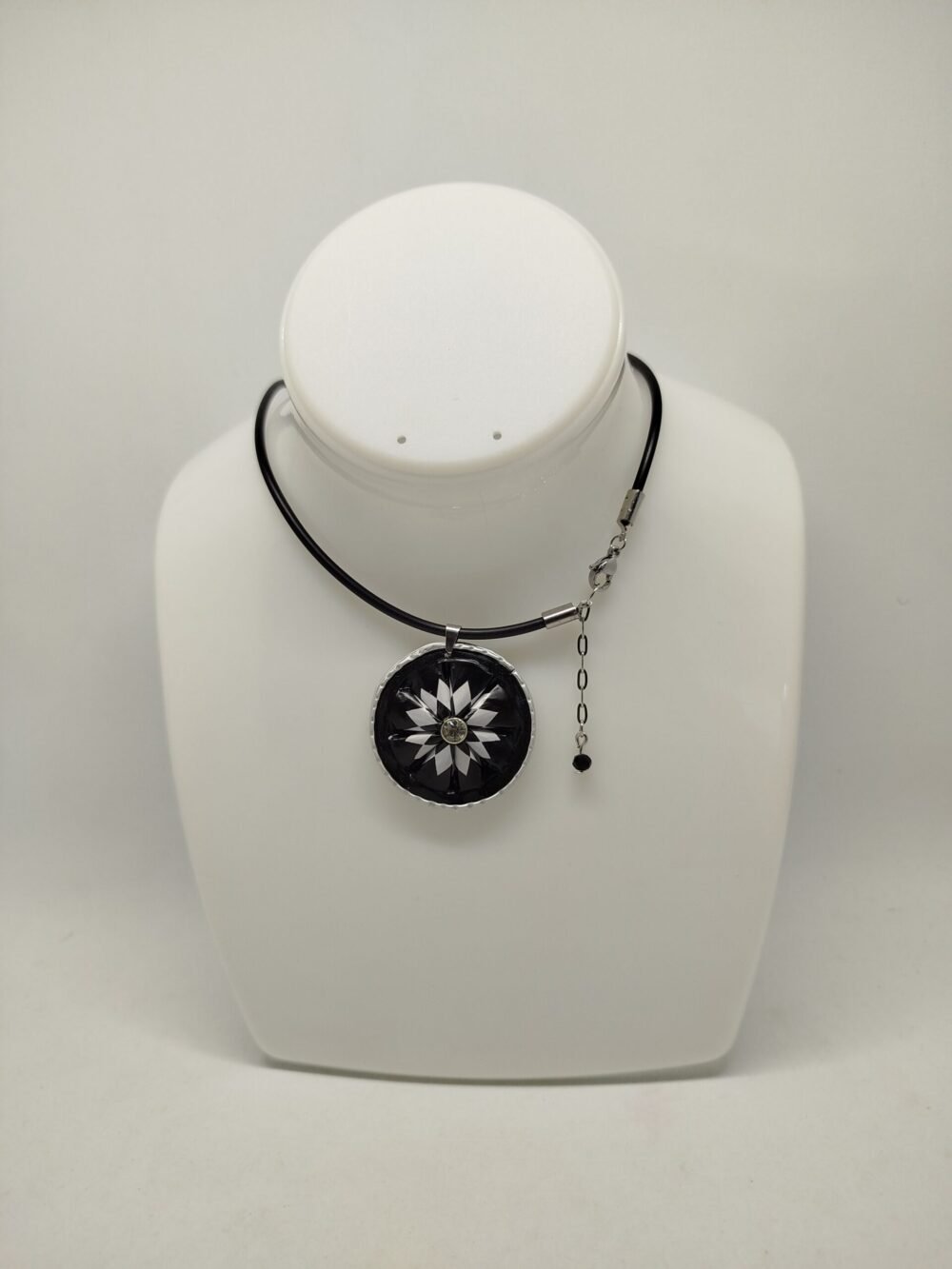 collier femme créé capsules de café noires en forme de fleur avec strass au centre collier en caoutchouc noir et fermoir mousqueton