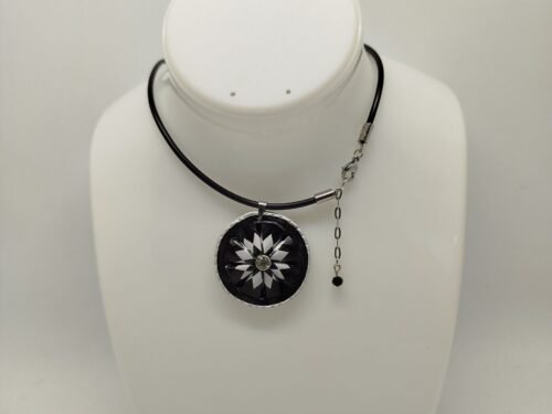 collier femme créé capsules de café noires en forme de fleur avec strass au centre collier en caoutchouc noir et fermoir mousqueton collier femme créé capsules de café noires en forme de fleur avec strass au centre collier en caoutchouc noir et fermoir mousqueton