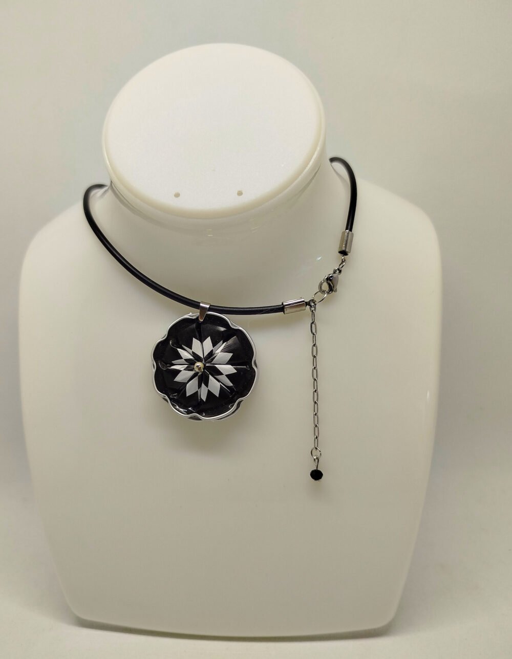 collier femme créé capsules de café noires en forme de fleur avec strass au centre collier en caoutchouc noir et fermoir mousqueton