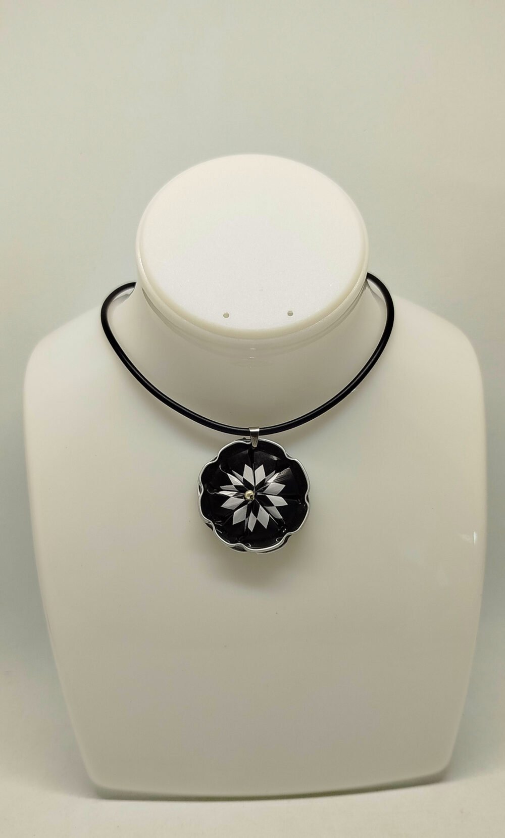 collier femme créé capsules de café noires en forme de fleur avec strass au centre collier en caoutchouc noir et fermoir mousqueton