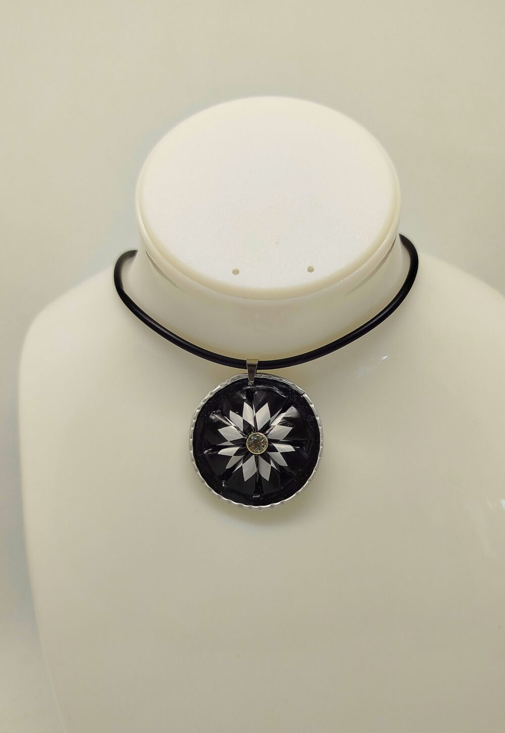 collier femme créé capsules de café noires en forme de fleur avec strass au centre collier en caoutchouc noir et fermoir mousqueton