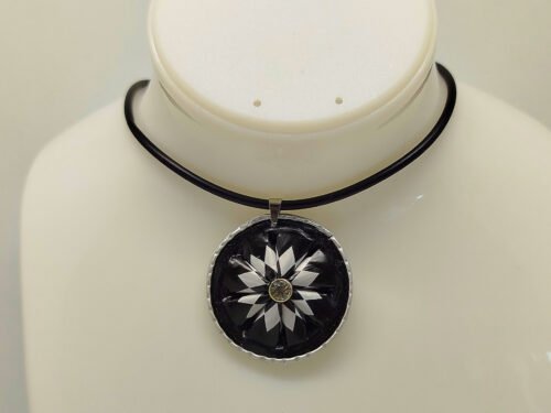 collier femme créé capsules de café noires en forme de fleur avec strass au centre collier en caoutchouc noir et fermoir mousqueton