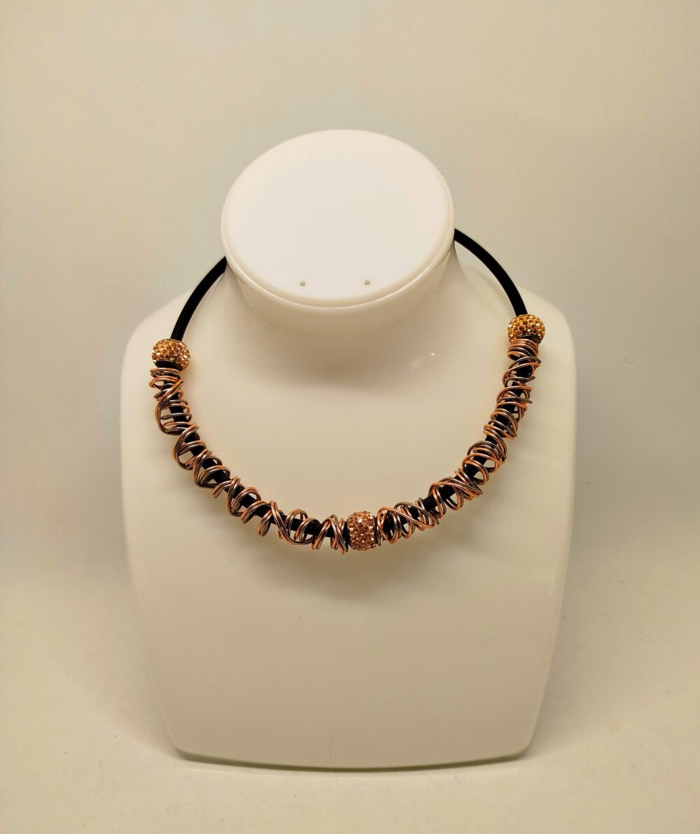 collier-femme-cree-en-fil-aluminium-cuivre-en-forme-de-spirales-et-3-belles-perles-en-strass-fixees-sur-un-caoutchouc-noir-avec-fermoir-mousqueton