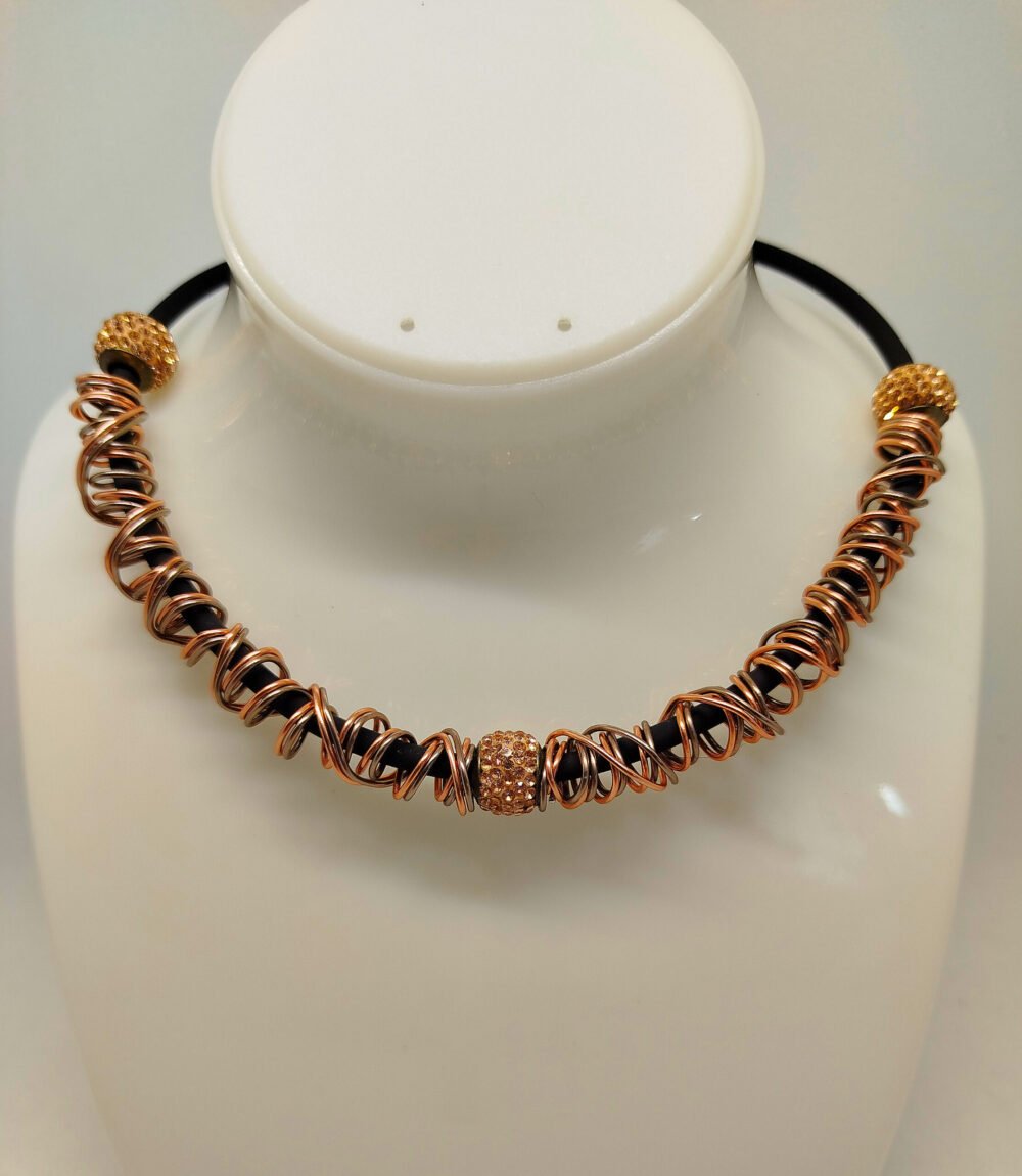 collier-femme-cree-en-fil-aluminium-cuivre-en-forme-de-spirales-et-3-belles-perles-en-strass-fixées-sur-un-caoutchouc-noir-avec-fermoir-mousqueton-