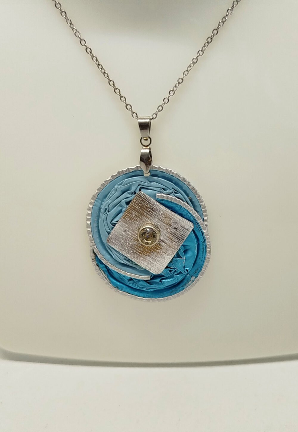 collier femme en acier argenté et pendentif créé en capsules de café de 2 ton de bleu et strass au centre