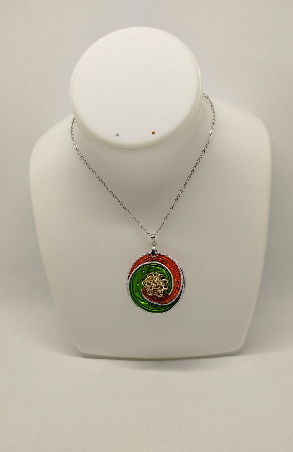 collier femme pendentif créé avec des capsules de café orange et vert en spirales collier en acier argenté