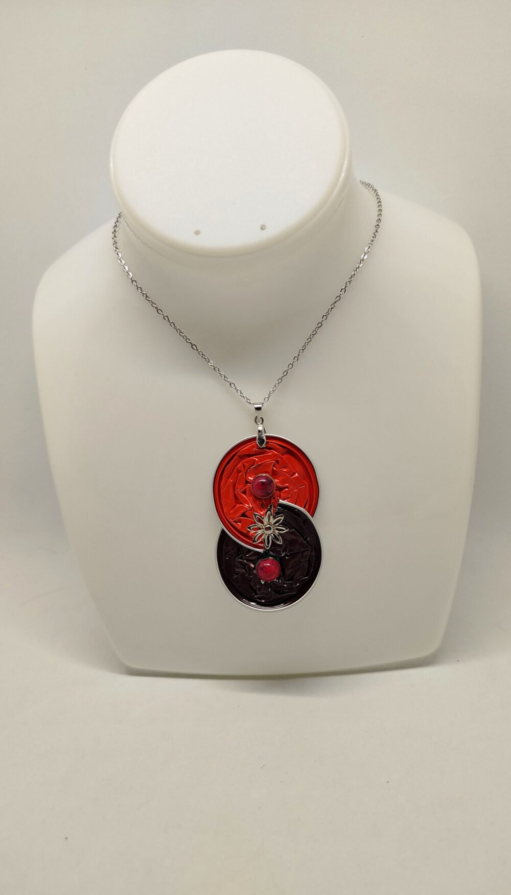 collier femme pendentif créé en capsules de café rouge et marron avec petite fleur argenté collier en acier argentée