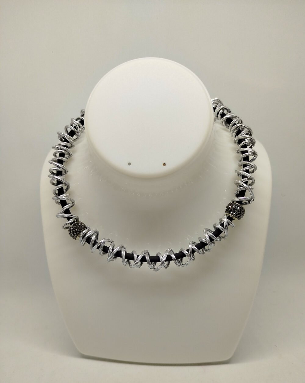 collier-femme-ras-du-cou-en-fil-aluminium-argente-et-des-boules-strass-sur-caoutchouc-noir-avec-fermoir-mousqueton