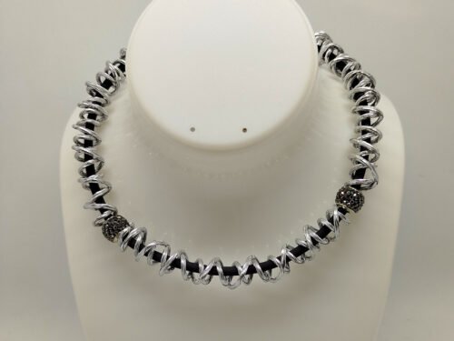 collier-femme-ras-du-cou-en-fil-aluminium-argente-et-des-boules-strass-sur-caoutchouc-noir-avec-fermoir-mousqueton