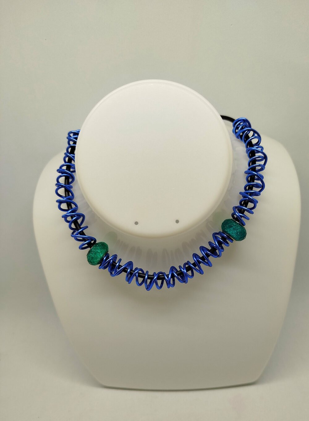 collier-femme-ras-du-cou-en-fil-aluminium-bleu-et-des-boules-strass-sur-caoutchouc-noir-avec-fermoir-mousqueton-mypearls-jewelery