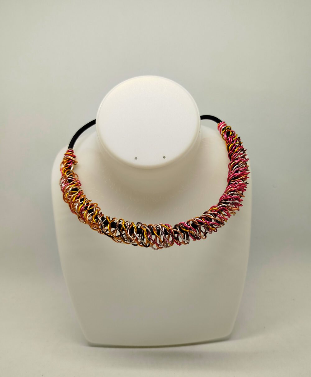 collier-femme-ras-du-cou-en-fil-aluminium-multicolore-tricote-sur-caoutchouc-noir-avec-fermoir-mousqueton