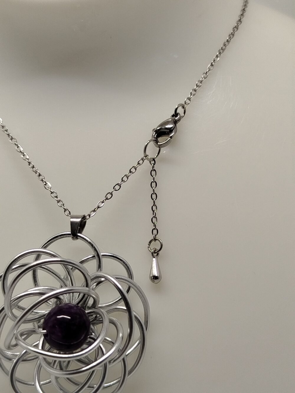 collier avec pendentif créé en fil aluminium argenté et pierre naturelle améthyste fixé au centre fermoir mousqueton