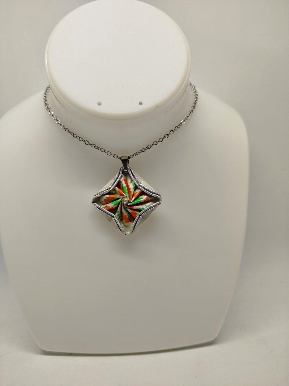 collier en capsules de café au design épuré ou graphique et contrastes visuels marqués.