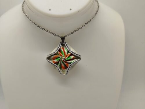 collier en capsules de café au design épuré ou graphique et contrastes visuels marqués.