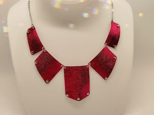 collier-insolite-en-fil-aluminium-rouge-