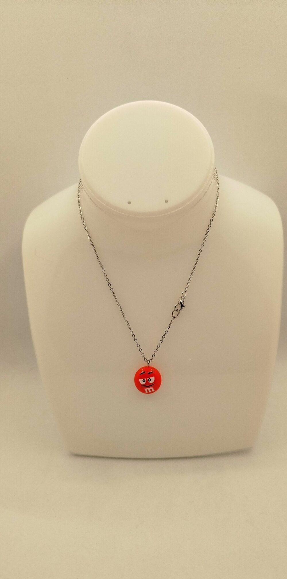 collier m&m's rouge bijou fait main