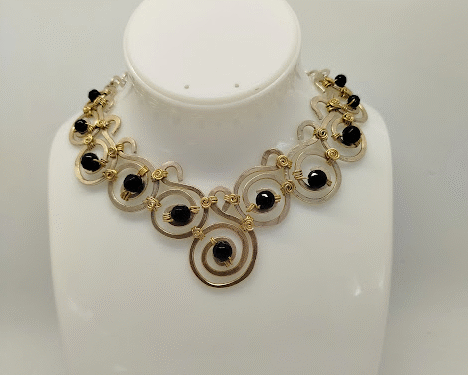 collier fait main en fil aluminium doré martelé et orné de pierres naturelles onyx