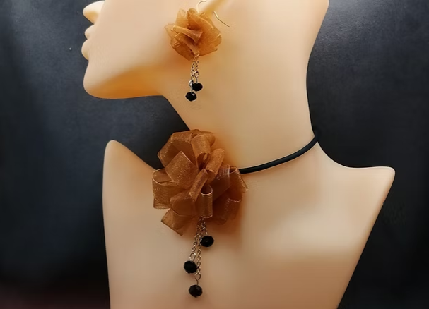 collier créé en organza marron