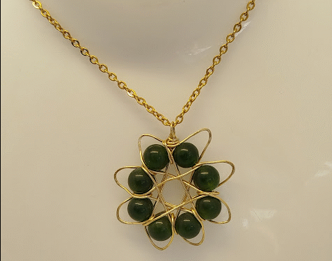 pendentif en pierres de jade collier en acier doré