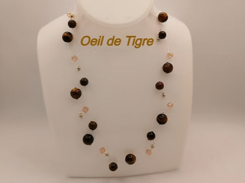 collier en pierres œil de tigre sur fil de bijou transparent