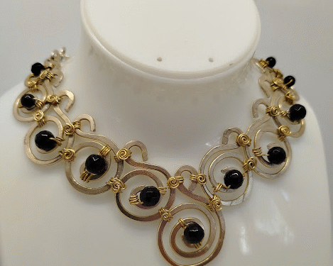 collier fait main en fil aluminium doré martelé et orné de pierres naturelles onyx collier fait main en fil aluminium doré martelé et orné de pierres naturelles onyx