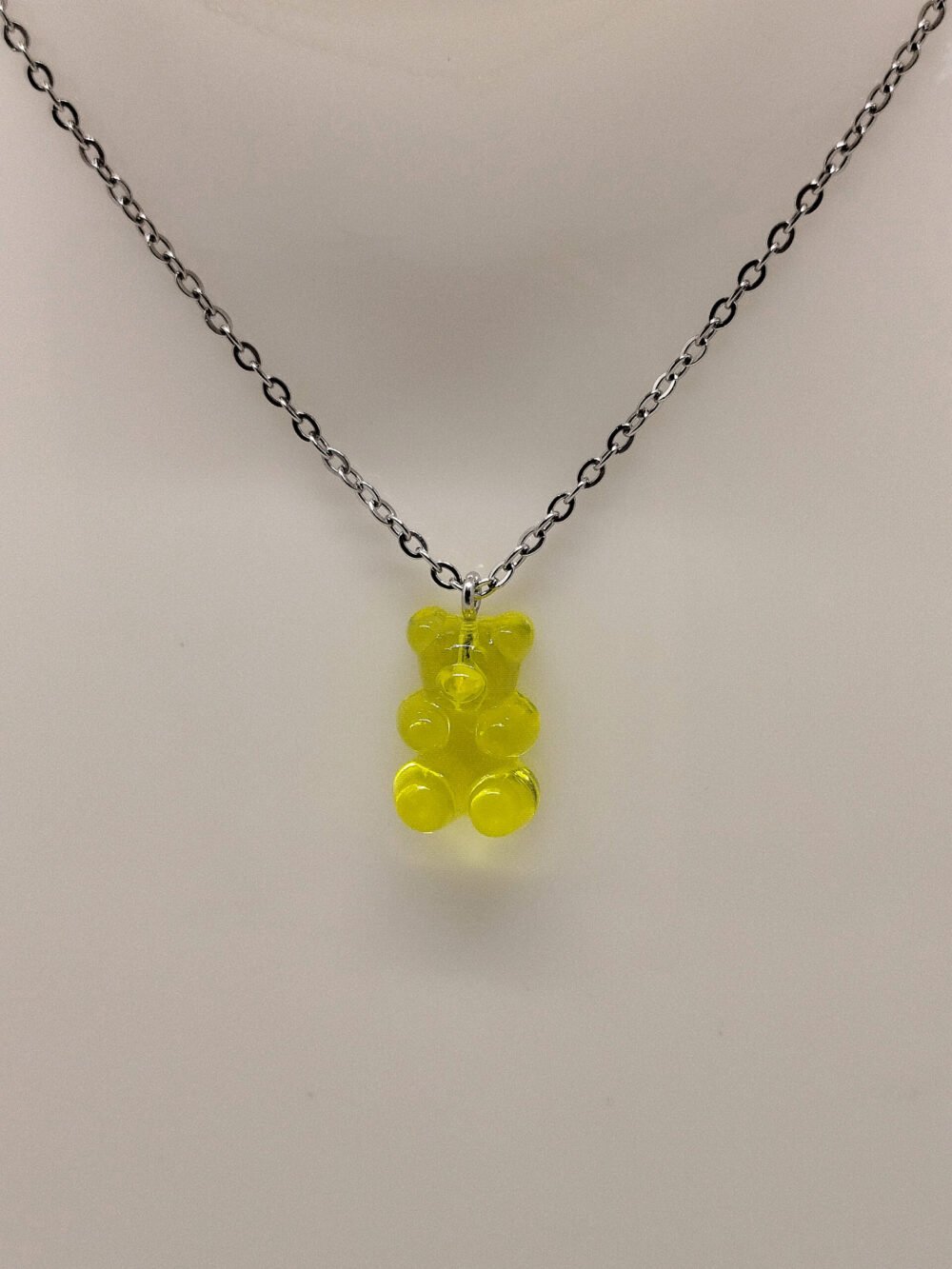 collier pour enfants avec breloque ourson en jaune résine chaîne en acier argenté bijou fait main