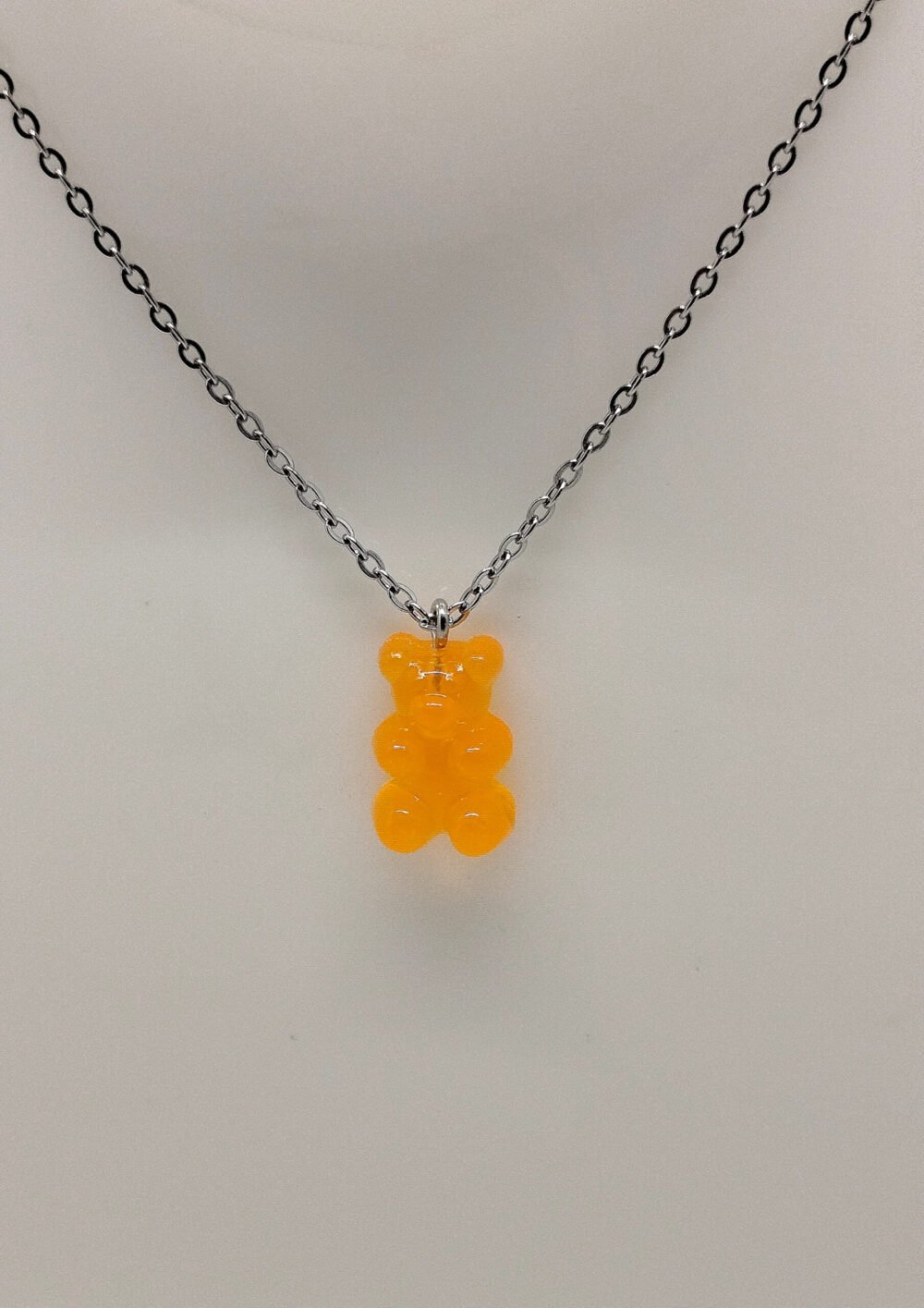 breloque ourson en orange résine chaîne en acier argenté bijou fait main