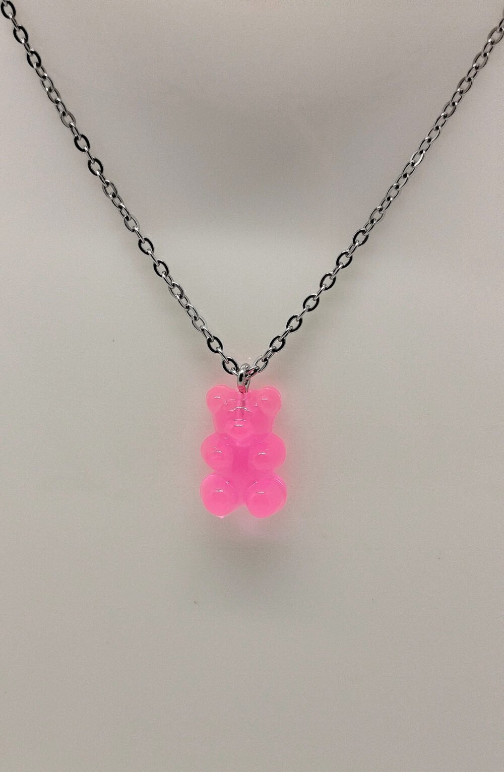 breloque ourson en rose clair résine chaîne en acier argenté bijou fait main