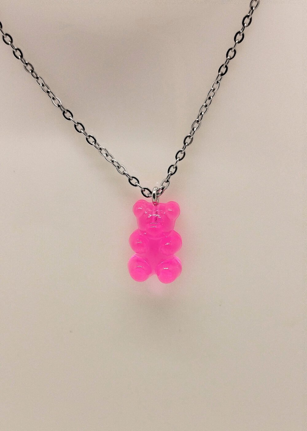 breloque ourson en rose résine chaîne en acier argenté bijou fait main