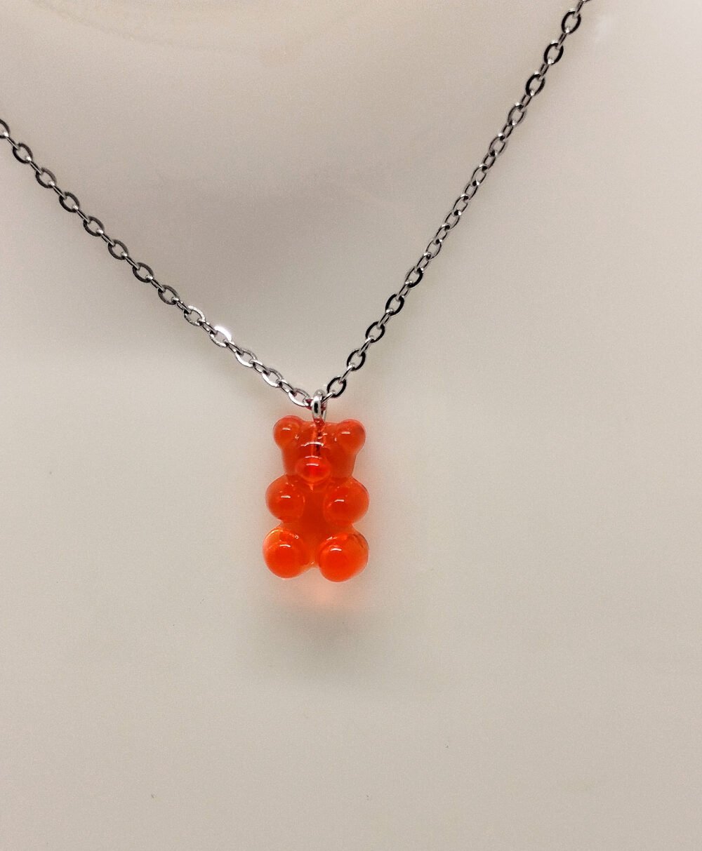 breloque ourson en rouge résine chaîne en acier argenté bijou fait main