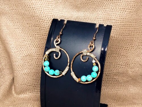 créoles en fil aluminium chocolat martelé pour plus de brillance et de stabilité avec pierres naturelles turquoises