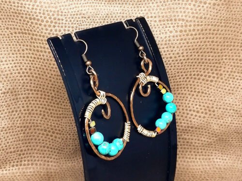 créoles en fil aluminium chocolat martelé pour plus de brillance et de stabilité avec pierres naturelles turquoises créoles en fil aluminium chocolat martelé pour plus de brillance et de stabilité avec pierres naturelles turquoises