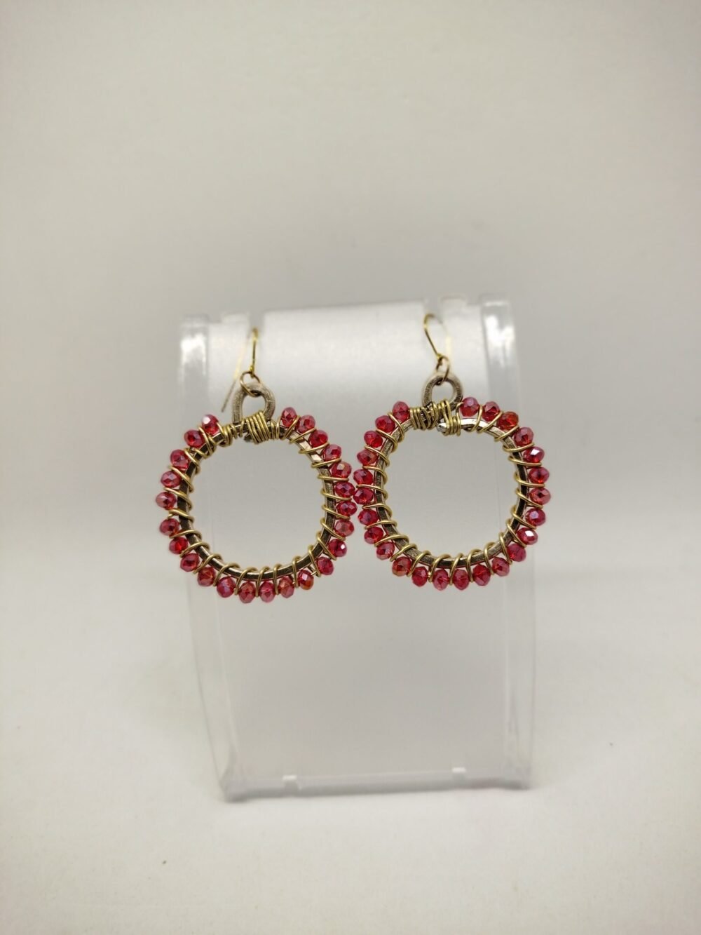 créoles en fil aluminium et perles à verre rouge fixées autour, crochet hypoallergéniques