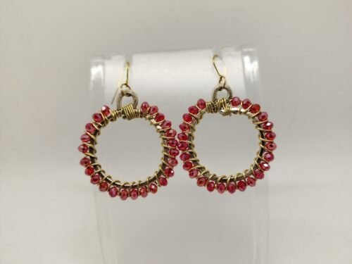 créoles en fil aluminium et perles à verre rouge fixées autour, crochet hypoallergéniques