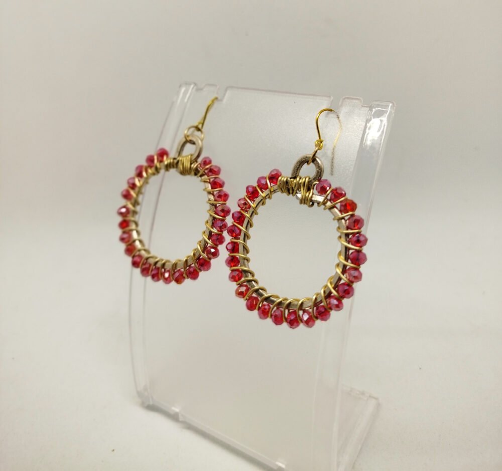 créoles en fil aluminium et perles à verre rouge fixées autour, crochet hypoallergéniques