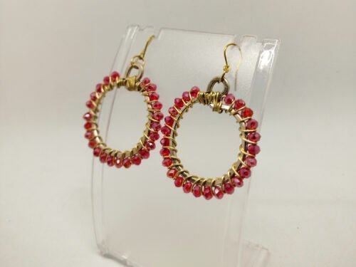 créoles en fil aluminium et perles à verre rouge fixées autour, crochet hypoallergéniques créoles en fil aluminium et perles à verre rouge fixées autour, crochet hypoallergéniques