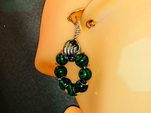 créoles fait main avec 7 pierres naturelles malachites et clous d’oreilles doré et rond créoles fait main avec 7 pierres malachites clou d'oreilles doré rond