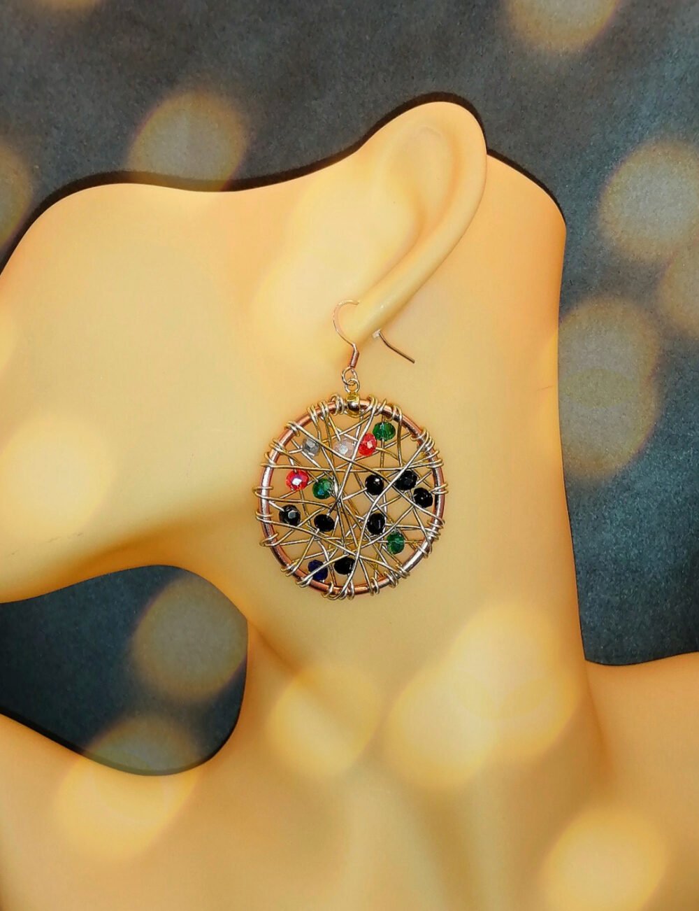 créoles fait main en fil aluminium tissé avec du fil et des perles à facettes plusieurs couleurs crochet doré hypoallergéniques