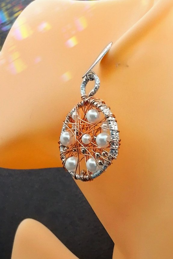 créoles faits main en fil aluminium et des petites perles nacrées clous d'oreilles en acier hypoallergéniques