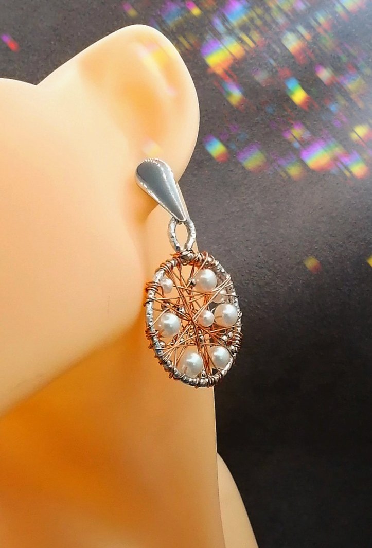 créoles faits main en fil aluminium et des petites perles nacrées clous d'oreilles en acier hypoallergéniques