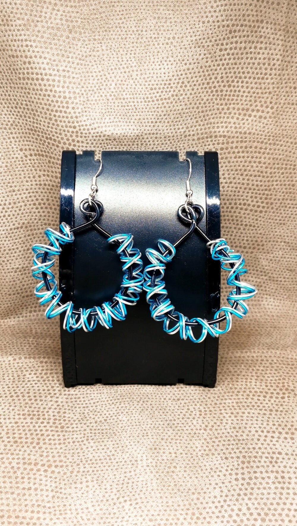 créoles femme en fil aluminium turquoise et argenté créé en spirales qui sont fixées autour du fil aluminium noir crochets d'oreilles noir